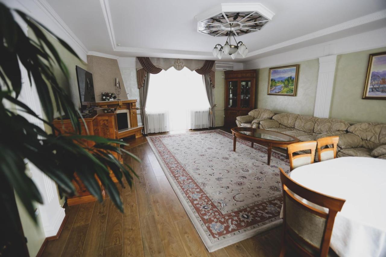 Hotel Solnichnaia Dolyna à Polyana  Extérieur photo